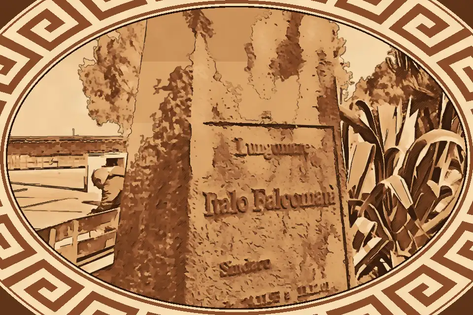 Stele to Italo Falcomatà along Falcomatà Promenade, with palms and the sea in the background, commemorating Reggio Calabria’s modern rebirth.