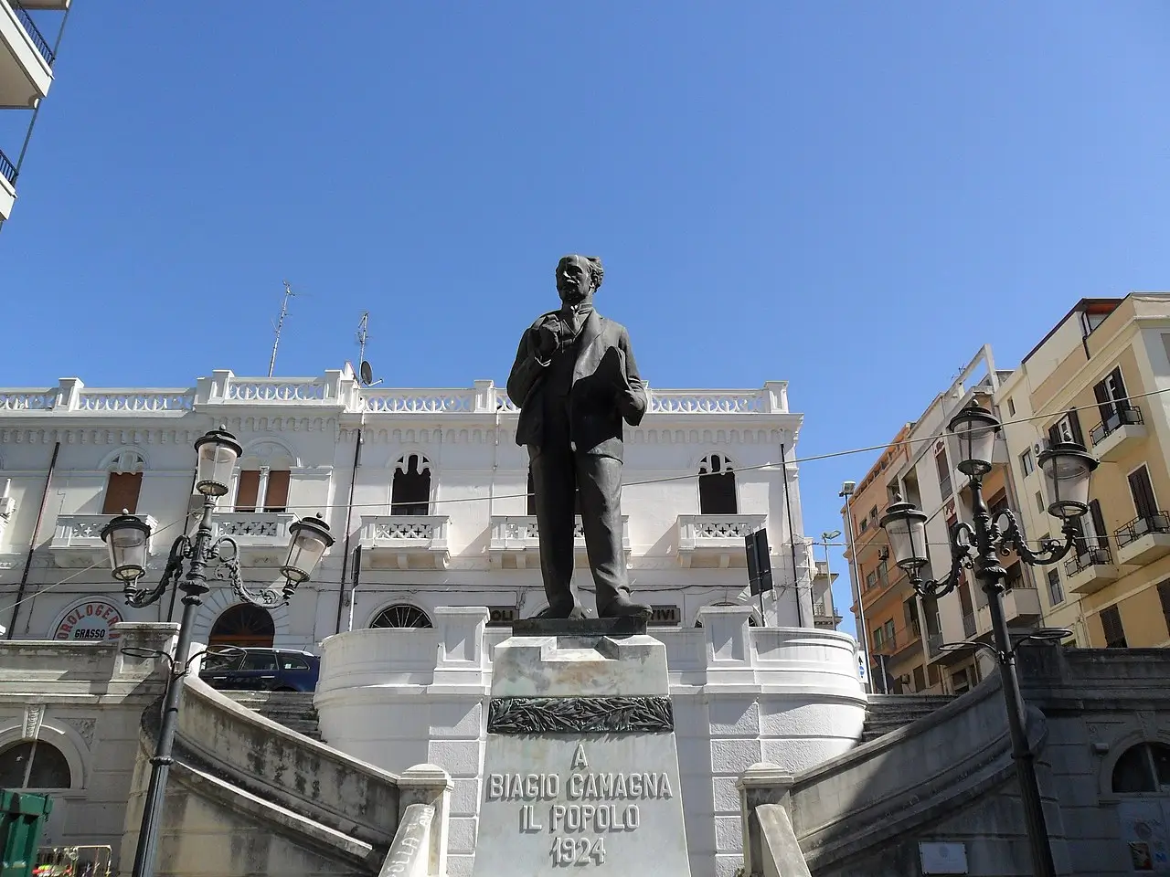 Statue of Biagio Camagna in Piazza Camagna, Reggio Calabria, depicting the jurist in a courtroom stance.
