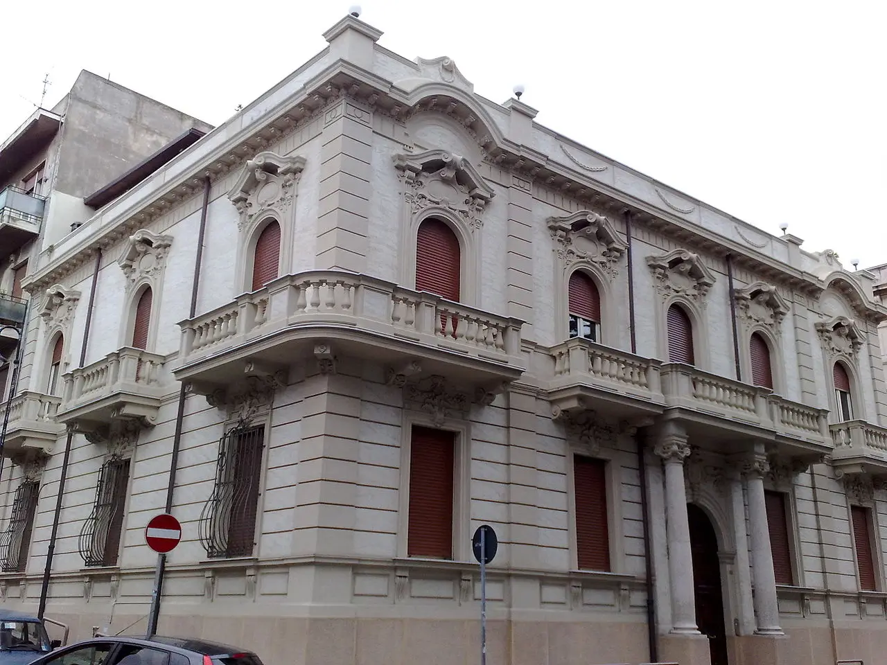Palazzo Guarna’s façade with floral Liberty-style details and neoclassical columns in central Reggio Calabria