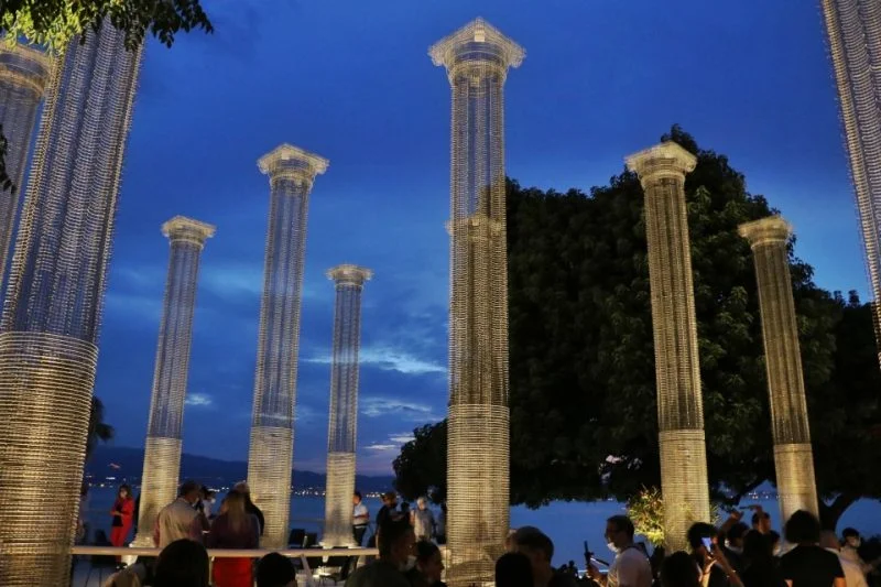 View of Opera, Edoardo Tresoldi’s metal mesh column installation, illuminated along Reggio Calabria’s Falcomatà waterfront.