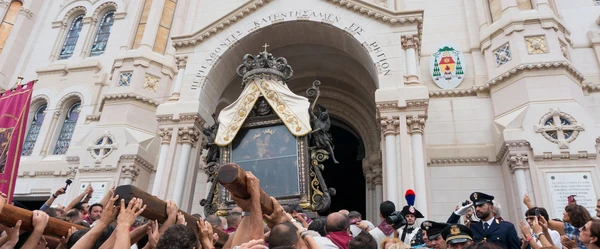 Festa della Madonna della Consolazione procession arriving at the Duomo of Reggio Calabria with the sacred Vara carried by devotees